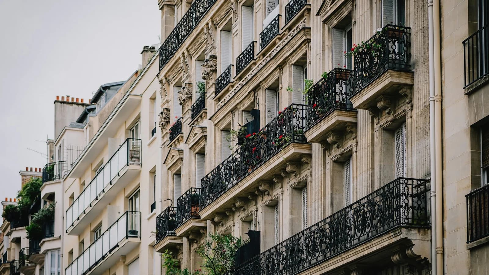 Façade haussmannienne avec balcons en fer forgé, immeuble locatif parisien